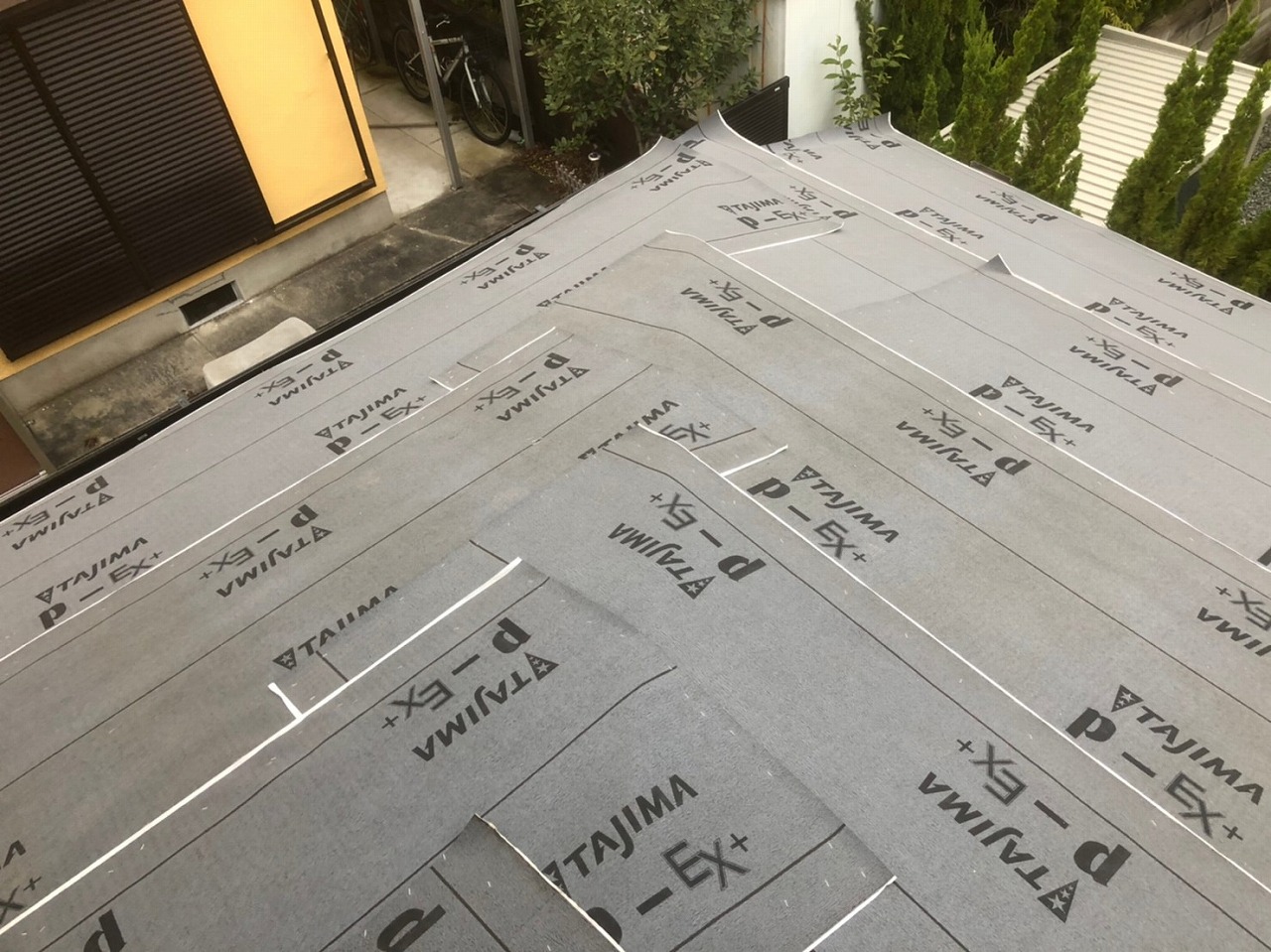 生駒市の葺き替え工事、下屋根の新しい防水紙設置